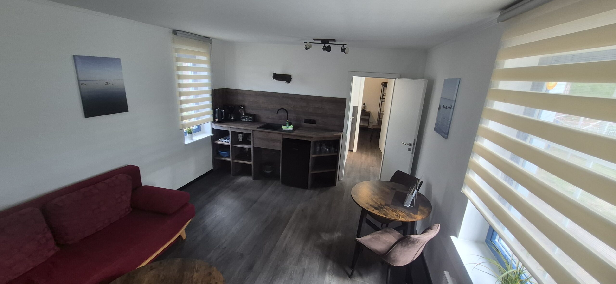 Wohnzimmer mit Flur